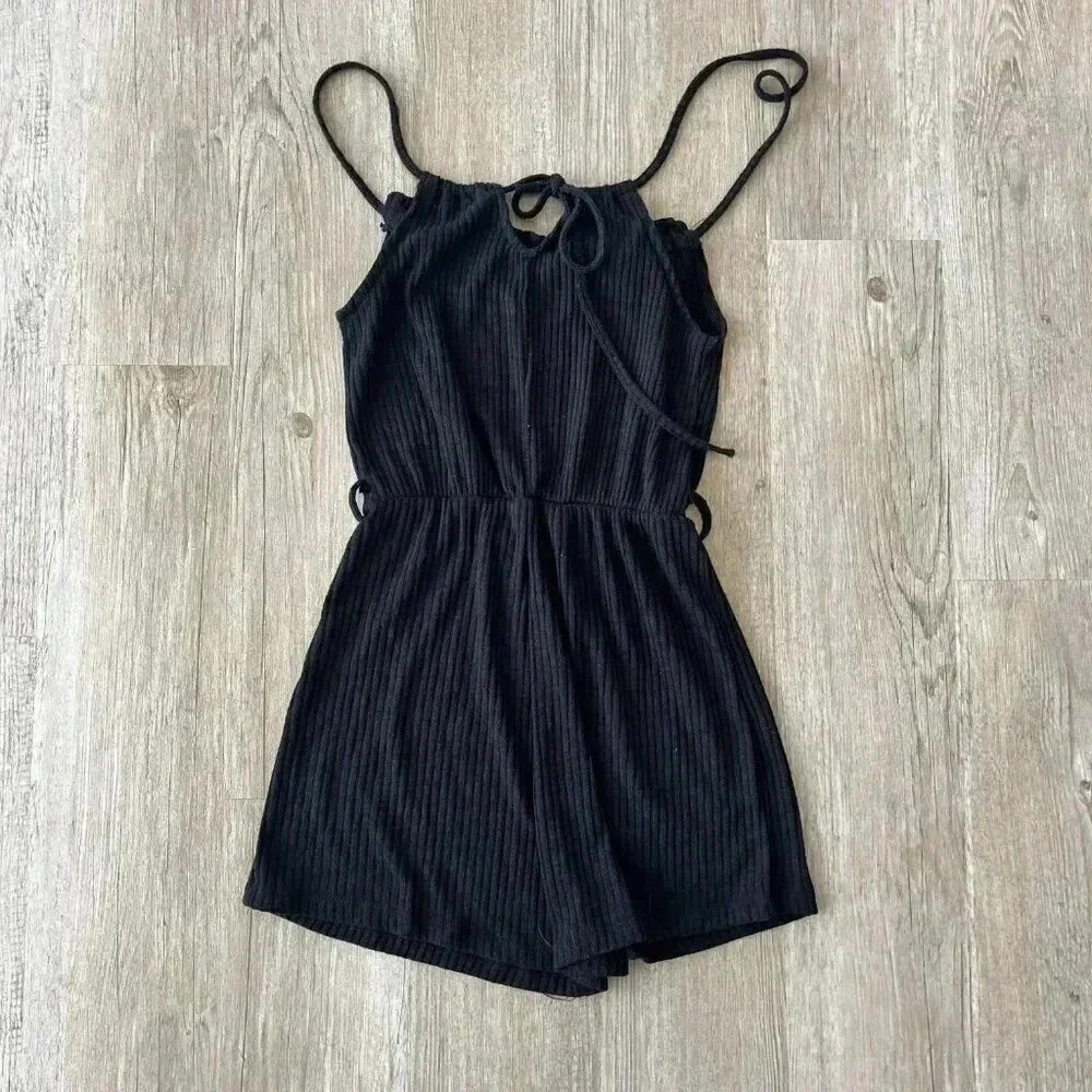 Black Ribbed Spaghetti-Strap Romper - Picture 4 of 6